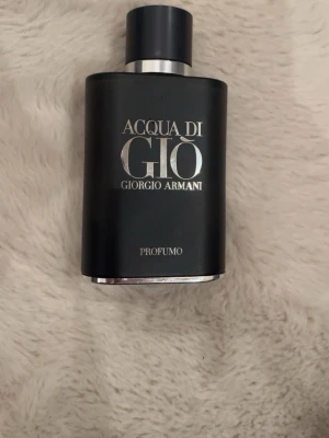 GIORGIO ARMANI- parfym 75 ml - Säljer en äkta Armani parfym som inte säljs längre på nätet eller i affär. Använd 1-4 gånger och är nästan helt full.