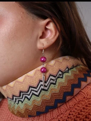 Rosa handgjorda pärlörhängen med nitar  - Jag gör dessa örhängen av återbrukade pärlor som jag har hittat på secondhand genom pärlhalsband. Jag skapar dessa örhängen av noggrant utvalda pärlor från secondhand – ett medvetet val för att ge vackra material ett nytt liv.  Eftersom pärlorna är återbrukade kan små märken eller färgskiftningar förekomma på t.ex. metallen. Undvik kontakt med vatten för att bevara smyckena så fina som möjligt. Alla örhängen är handgjorda och säljs i par 💖🫶🏻⚜️