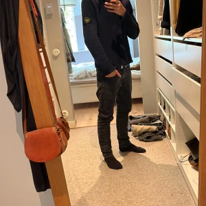 Marinblå kofta från Stone Island - Marinblå kofta från Stone Island, aldrig använt den. Helt nytt skickt. Säljer den biligt för att den va för liten. Ny pris:2500. 