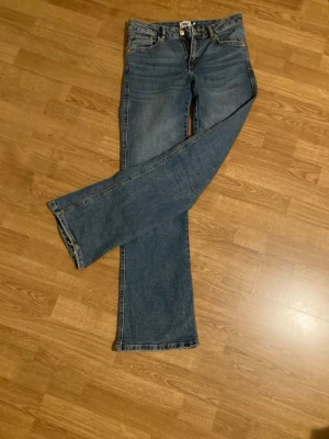 90’s bootcut jeans - Jeans från lager157 i storlek S full size mid waist.Jag är 170cm och de är lite för långa för mig så därför har de lite hål längst ner ( se sista  bild) annars är de väldigt bra. Har endast använt de ett fåtal gånger. Men säljer de pga att jag aldrig använde dem. Skriv gärna vid frågor!