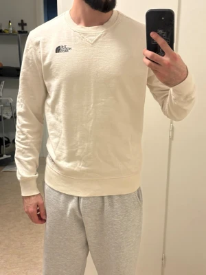 The North face  - The north face tröja perfekt till alla stilar ⭐️                       Passform: 185cm - 80kg 💯                                                           Använd ett fåtal gånger 