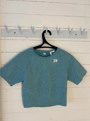 Blå cropped träningströja - Blå träningströja från lager157, i storlek M.                                                              Säljer fler produkter från samma serie. Hör av dig om du undrar något! 