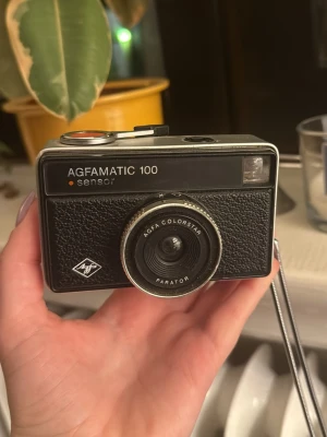 Agfamatic 100 Analog kamera - Säljer en gammal analog kamera då jag har för många, jag har inte hunnit använda den men den är ren och fin invändig och utvändigt, men jag lämnar ingen garanti, därav priset. Fint skick trots åldern.