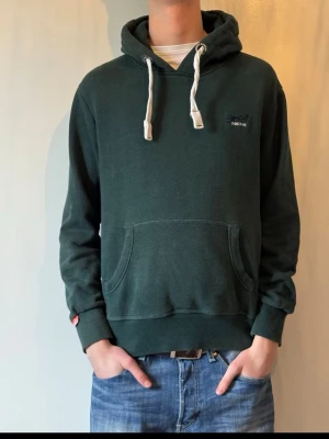 Superdry hoodie - Säljer en Moss grön Superdry hoodie. Hoodien passar perfekt till sommaren våren och hösten. Vi säljer den endast för 350 kr. Hoodien är i storlek M 🌸☀️🍁
