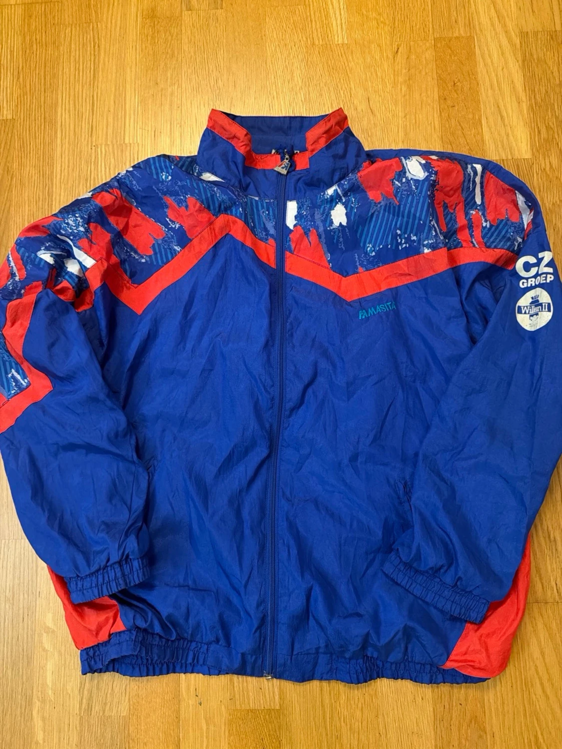 Retro blå och röd vindjacka