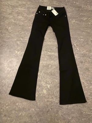 Lågmidjade jeans  - Helt nya jeans från Lager 157 med prislapp på och endast provade, säljer pågrund av att de är alldeles för lågmidjade i min smak. storlek xs FULL length 