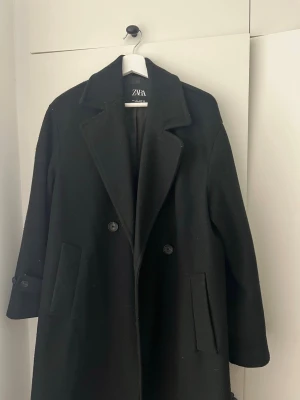 Svart kappa från Zara - Så snygg kappa från Zara storlek S 🩷 använd men i jättebra skick 🥰