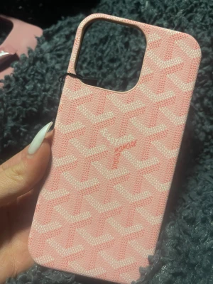 Rosa mobilskal med mönster - Snyggt rosa mobilskal med vitt grafiskt mönster och textdetaljer. iPhone 16 pro Max 