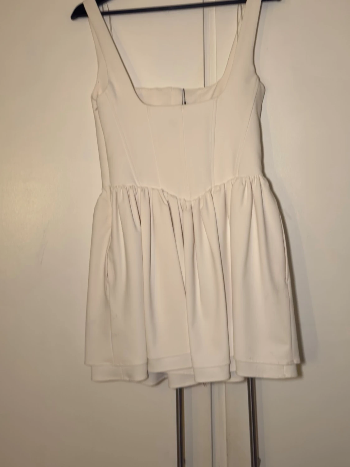 Vit kort klänning med breda axelband - 3