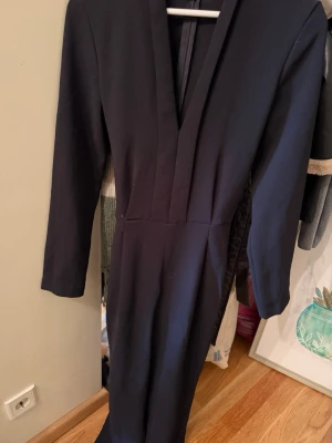 Svart Jumpsuit från Mango - Jätte snygg jumpsuit från Mango använd en gång endast. Storlek S. V ringning &bälte. 