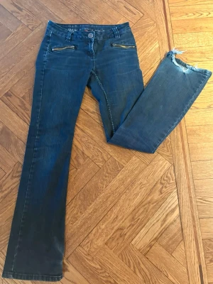 Blind date vintage jeans - Snygga utsvängda blind date vintage jeans som inte säljs längre i butik. Framtill är det jättesnygga dragkedjor som liknar stilen från tidig 2000-tal. Storlek small/regular vilket ungefär motsvarar lite större än 36. Priset kan diskuteras ❤️