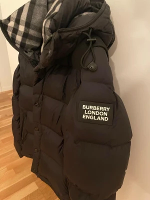 Burberry jacka/väst - Burberry jacka med avtagbar ärmar så det blir till en väst. Dustbag och kvitto från hemsidan medföljer storlek M