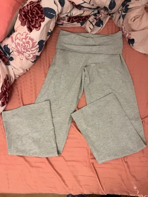 Gråa yoga leggings från BikBok - HELT NYA!!! Storlek L men passa också som M.  Säljer också grå sånna byxor. 
