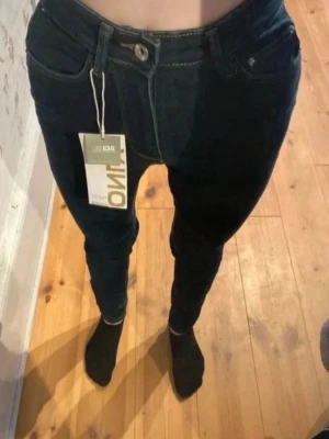 Mörkblå skinny jeans från ONLY - Säljer ett par mörkblå skinny jeans från ONLY. Storlek 26/32, aldrig använda💗 Tillverkade i stretchigt denim för en bekväm och snygg look. 