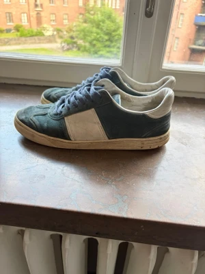 Valentino Flycrew - Säljer nu dessa skitsnygga valentino flycrews, pga att jag inte använder de längre. Skorna görs inte längre och är svåra att få tag på speciellt i färgen (skyblue). Skorna har blivit reparerade en gång (därav vita på sulan). Men gör bara att de håller längre. Spikar går att köpa till. Pris går att förhandlas vid snabb affär. Dessa skor är perfekta för sommaren och har mycket kvar att ge