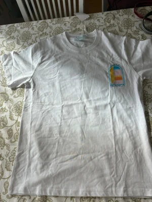 Vit Casa Blanca t-shirt med tryck - Snygg vit t-shirt från Casa Blanca. Den är i S men är lite stor i storleken så om du använder M så kommer den även passa. Bara använd 2 gånger
