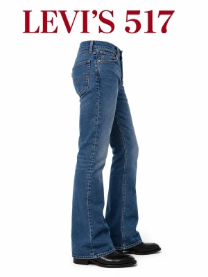 Levi’s 517 Bootcut Jeans W32 L30  - Levi’s 517 – W32 L30  Klassiska Levi’s 517 med snygg bootcut-passform. Slitstark denim, tidlös design och mycket fint skick. Perfekta för både vardag och streetwear.  • Midja: 42 cm • Längd: 106 cm • Innerbenslängd: 77 cm • Storlek: W32 L30 / EU 42  💯 Autentiska ✨ Perfekt skick 🚚 Snabb frakt möjligt