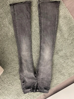 Grå raka jeans från vero moda  - Säljer ett par grå jeans från vero moda  med raka ben och klassisk femficksdesign. Jeansen har en snygg tvättad look och dragkedjegylf. Perfekta för en avslappnad och trendig stil.