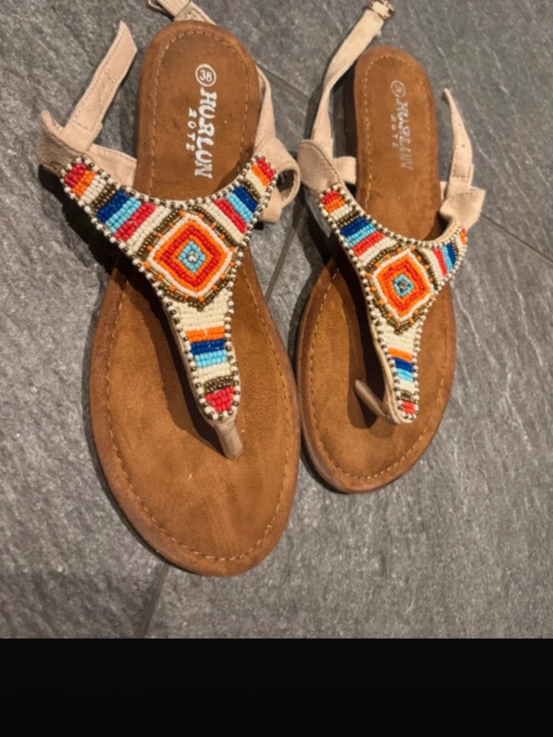 Beiga sandaler med färgglada pärlor - 1