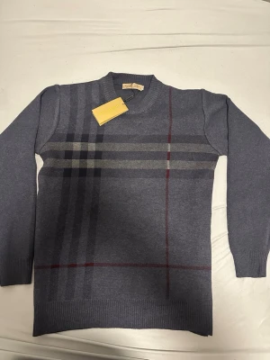 Burberry tröja - Burberry tjock stickad tröja, helt ny, väldigt skön och varm