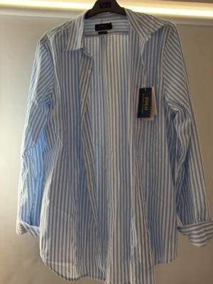 Ralph lauren randig skjorta  - Säljer denna sprillans nya Ralph lauren skjortan i vitt o blått. Är en perfekt skjorta för sommaren och den är väldigt populär. Storlek är S. Skriv för fler bilder och undringar. 