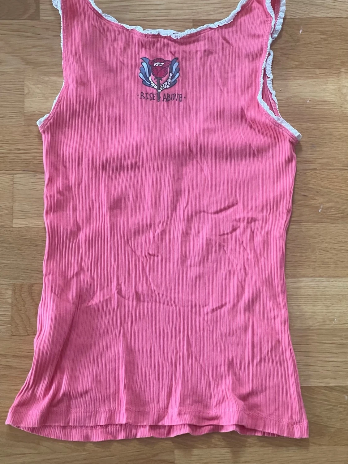 Rosa ribbad linnetopp med spetskant från Odd Molly i storlek S i fint skick - 1