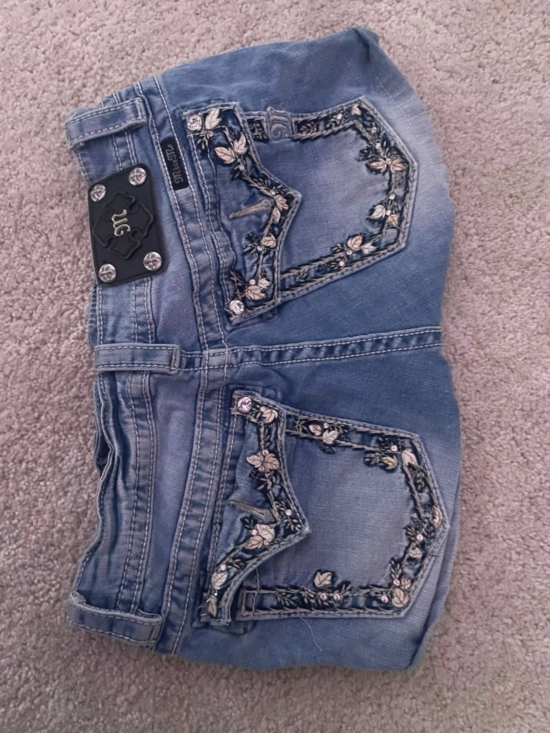 Blå broderade jeansshorts från miss me