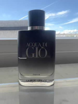Acqua di Giò Parfum Giorgio Armani - Runt 40 av 100ml kvar. Köpt på Åhlens i Nyköping! Acqua di Giò Parfum från Giorgio Armani i en stilren, svart och transparent glasflaska med silverdetaljer. Flaskan har en matt finish och rundade kanter, och texten är tryckt i vitt. En klassisk och elegant doft för dig som gillar exklusiva parfymer.
