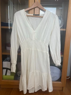 Vit klänning - Jättefin creme-vit klänning från Zara😍😍