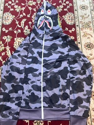 BAPE Shark Hoodie i grå camo - Finns i storlek S 