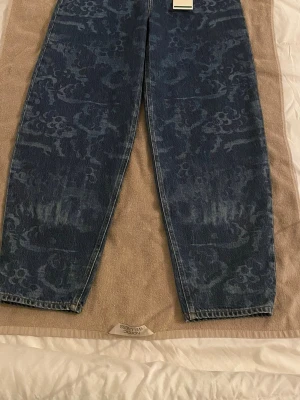 Blå mönstrade raka jeans från Scotch & Soda. Storlek 32L och 30W.  - Säljer ett par blå jeans med unikt mönster i tyget. Jeansen har raka ben och är gjorda i klassisk denim. Perfekta för dig som vill ha något annorlunda och trendigt i garderoben.