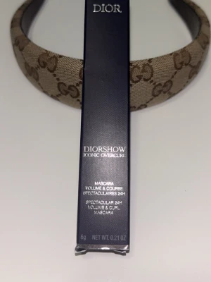 Dior Diorshow Iconic Overcurl Mascara black - Dior Diorshow Iconic Overcurl Mascara i färgen 090 Noir/Black. Mascaran ger volym och böjning.