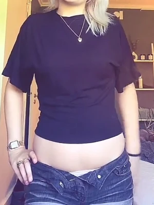 Svart topp med vida ärmar - Svart topp med rund hals och vida, korta ärmar. Modellen är figurnära över midjan och har en enkel, stilren design. Perfekt att matcha med jeans eller kjol för en snygg look.