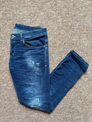 Mörkblåa dondup jeans med slitningar - Säljer ett par mörkblåa dondup jeans i modellen george, ooootroligt bra skick inte använda mer än 30-40 gånger eller så, steal för detta priset❤️🚀