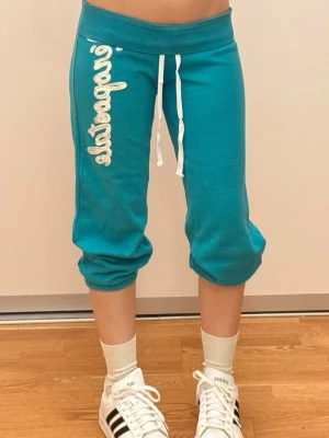 2000s aeropostale turkosa low waist capris - super fina lågmidjade capribyxor i perfekt skick  färgen var lite svår att fånga på bild, tycker den ser ännu bättre ut i verkligheten 🩵 storlek S midjan mäter 38 cm (justerbar), passar flera storlekar 