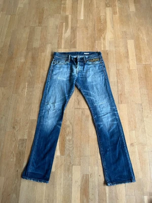 W30 L32 - Feta repaly jeans i modellen Rood mod. Modellen är Rood mod. De har sköna slitningar. Storlek: W30 L32 hör av er vid frågor 