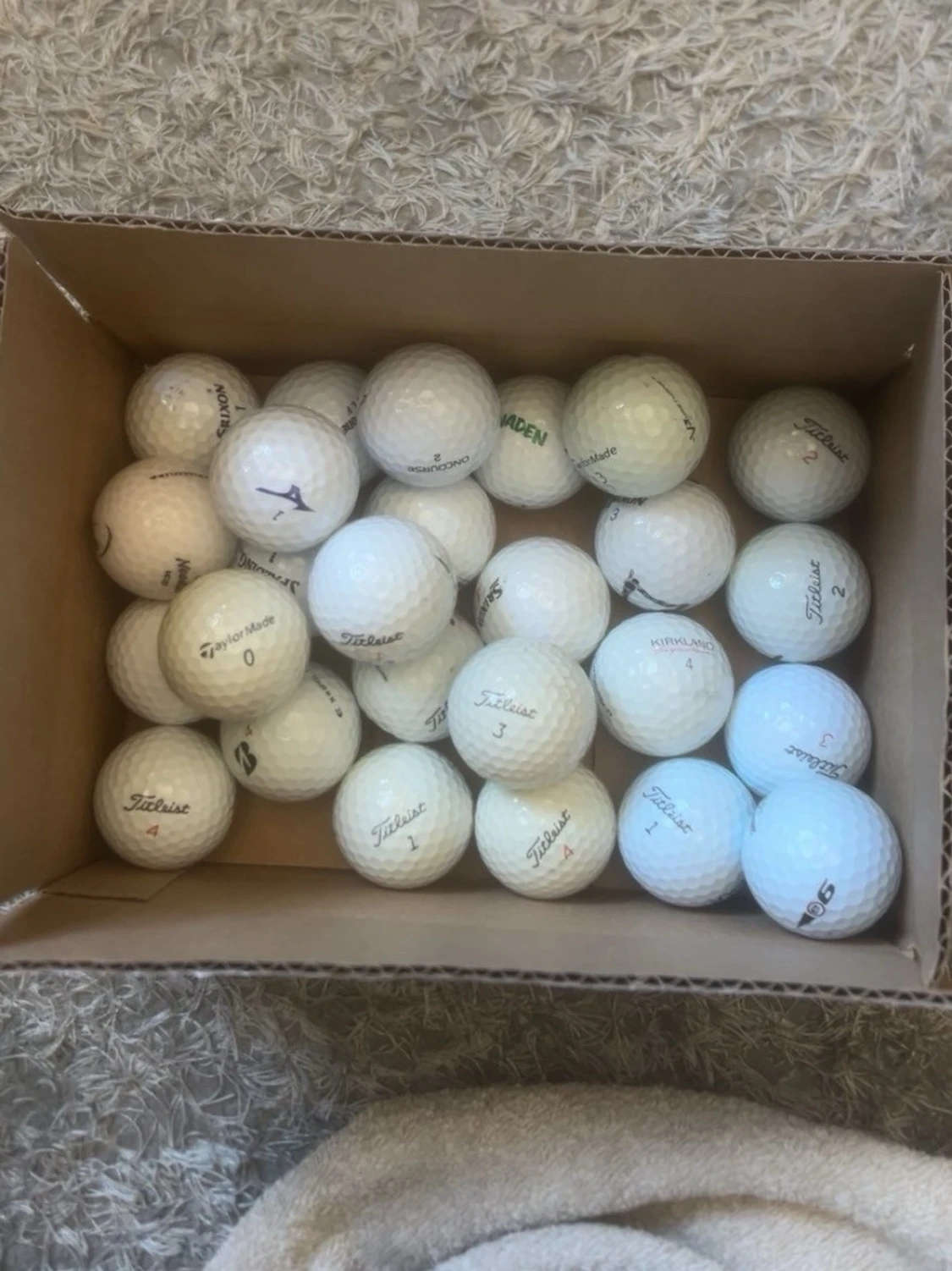 Låda med blandade golfbollar B-klass