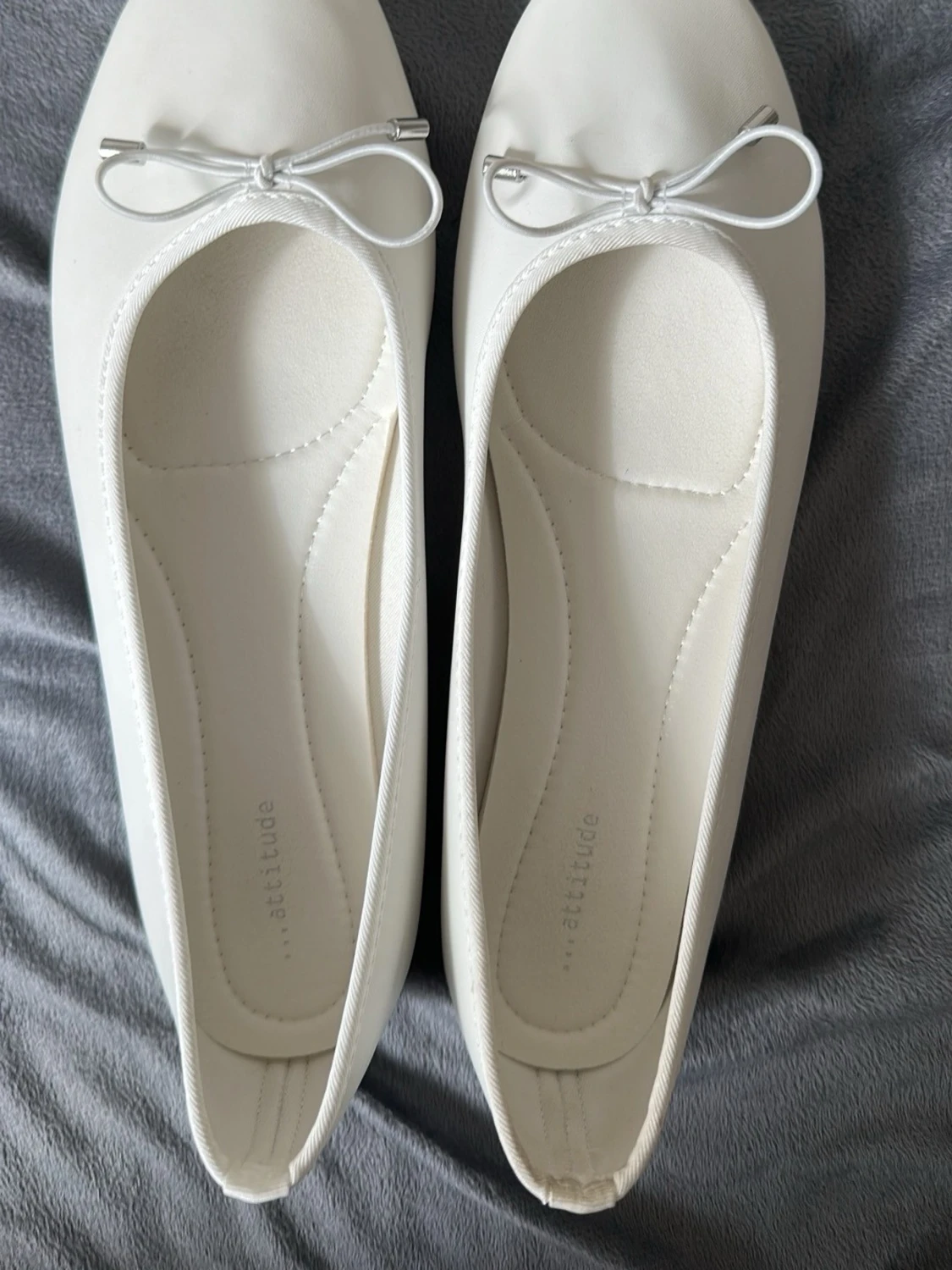 Vita ballerinas med rosett från Attitude