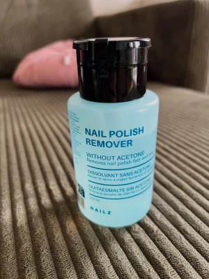 Nagellacksborttagning utan aceton Nailz - Nagellacksborttagning från Nailz utan aceton i en ljusblå plastflaska med svart trycklock. Tar effektivt bort nagellack och är skonsam mot naglarna. Flaskan rymmer 175 ml och är enkel att använda tack vare smart pumpfunktion.