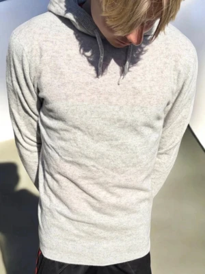 100% Merinoull Hoodie - Hej! Säljer en mycket fin grå stickad hoodie i 100% Högkvalitets Merinoull. Bra passform och oerhört skönt material. 10/10 skick, helt ny. Pris ej hugget i sten!