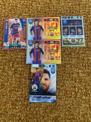  Fotbollskort  - Säljer en samling fotbollskort med Lionel Messi och Cristiano Ronaldo från Panini FIFA 365 och Champions League. Kort i olika färger och specialutgåvor, bland annat Limited Edition, Icon och Game Changer. Inkluderar även ett guldigt FIFA World Cup-kort.