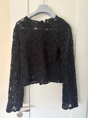 Svart spetsblus med lång ärm - Säljer en svart blus i spets med långärmad design
