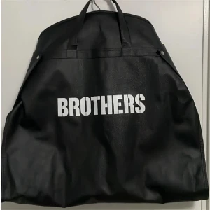 Först till kvarn! Svart kostym från Brothers - Säljer denna kostymset| stilren och fräsch för fina tillfällen | Köpt från Brothers | Använd 1 gång | Nypris: 2500 | Mitt pris : 1200| Köparen står för frakten