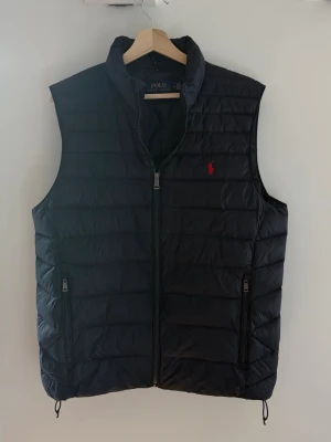 Marinblå ralph lauren väst M - Marinblå/mörkblå Ralph lauren väst | Västen är i mycket bra skick och i storlek M | Hör gärna av dig vid minsta fundering:)