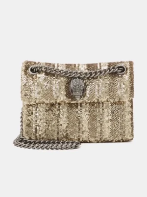 Slutsåld guldig Kurt Geiger väska  - Säljer min älskade Kurt Geiger väska med guldiga paljetter. Den är verkligen i toppenskick och nästan helt slutsålt överallt! Säljer då jag verkligen är i behov av pengar😂 men den är verkligen en favorit! Köptes för cirka 2400kr 🩷 