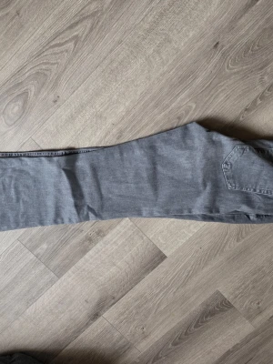 Gråa bootcut jeans från Only - Säljer ett par gråa jeans med bootcut och klassisk femficksdesign. Jeansen har en enkel look utan slitningar eller dekorationer, perfekta för en clean och stilren outfit.