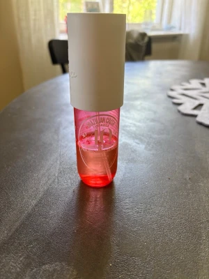 Sol de Janeiro mist 40 - Fräsch body mist från Sol de Janeiro i doften 40. Flaskan är cylinderformad i genomskinlig rosa plast med vit kork och sprayfunktion. Perfekt för dig som gillar söta och tropiska dofter. Ungefär halva kvar men har inte använt på länge 