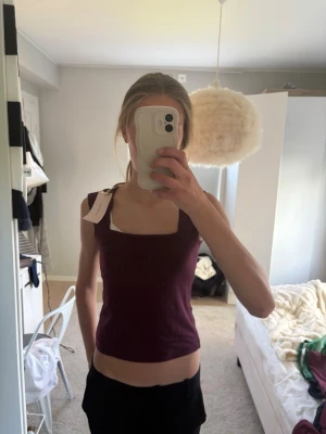 Vinröd croppad linnetopp Y square - Snygg vinröd croppad linnetopp från Gina tricot yung. Ny med prislapp!