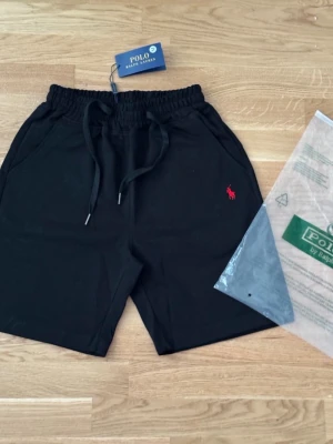 Ralph Lauren Shorts - Storlek M - Nya & Oanvända - Riktigt fina Ralph Lauren shorts i storlek M, perfekt sommaren. ☀️  Storleken är M, passformen är väldigt bra & skön. ✨  Postas och skickas direkt eller samma dag! 📦  