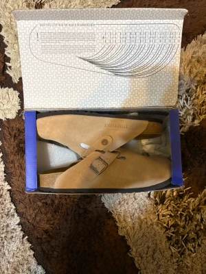 Birkenstocks boston - Ett par sköna birkensstocks boston i super bra skick och perfekta nu inför sommaren! | Strl; 42 | Skick; 10/10 | Allt og medföljer | Pris kan diskuteras vid en snabb och smidig affär! /Mvh Nitro 👨🏽‍🎨